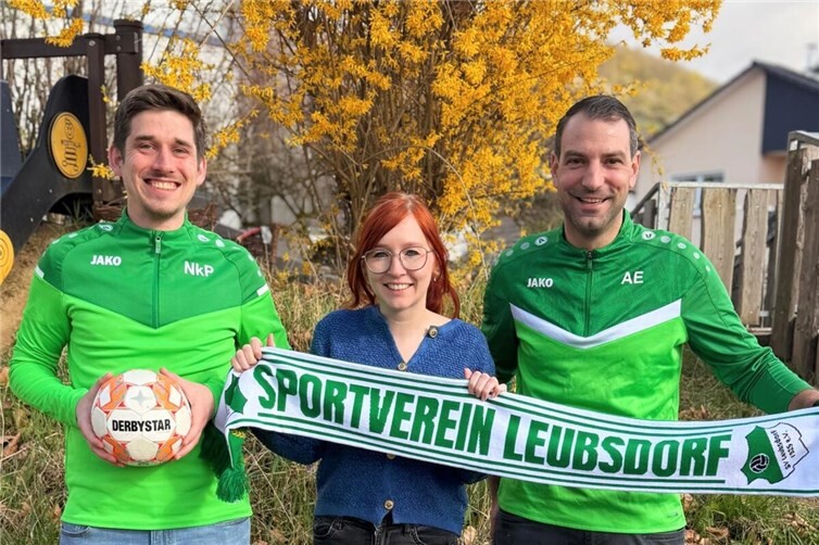 Jenny Gemünd von der Kita in Bad Hönningen bei der Vertragsunterzeichnung gemeinsam mit SVL-Kindertrainer Niklas Pertzborn (l.) und Jugendleiter Andreas Engels