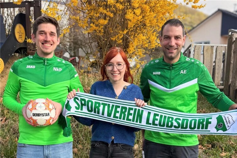 Jenny Gemünd von der Kita in Bad Hönningen bei der Vertragsunterzeichnung gemeinsam mit SVL-Kindertrainer Niklas Pertzborn (l.) und Jugendleiter Andreas Engels.