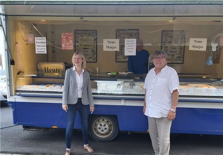 Jenny Groß, MdL (CDU) besuchte den Wochenmarkt in Caan gemeinsam mit Ortsbürgermeister Roland Lorenz. Foto: Privat