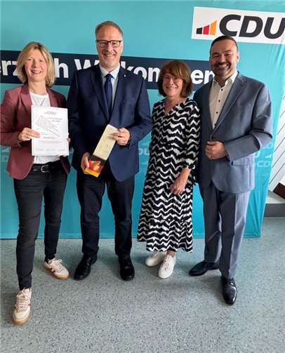 Jenny Groß MdL, Geschäftsstellenmitarbeiterin Kerstin Fuchs und Roland Weimer gratulieren Harald Orthey MdB zu 40 Jahren CDU-Mitgliedschaft.  Foto: Marcel Willig