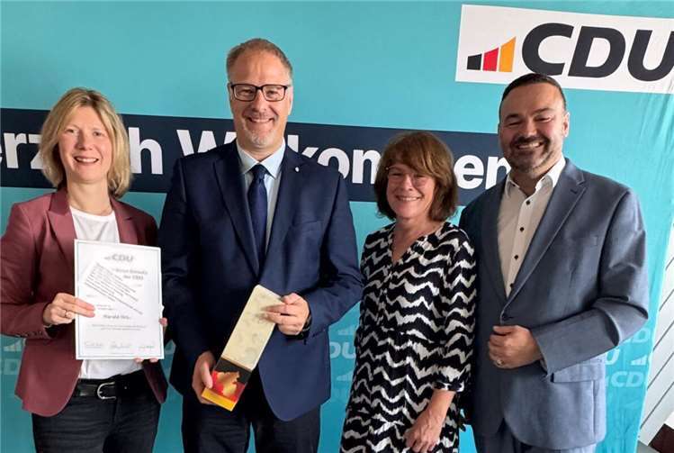 Jenny Groß MdL, Geschäftsstellenmitarbeiterin Kerstin Fuchs und Roland Weimer gratulieren Harald Orthey MdB zu 40 Jahren CDU-Mitgliedschaft.  Foto: Marcel Willig