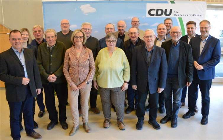 Jenny Groß MdL (li.) sowie Marvin Kraus und Harald Orthey (re.) ehrten die langjährigen Mitglieder. Foto: Ingrid Ferdinand