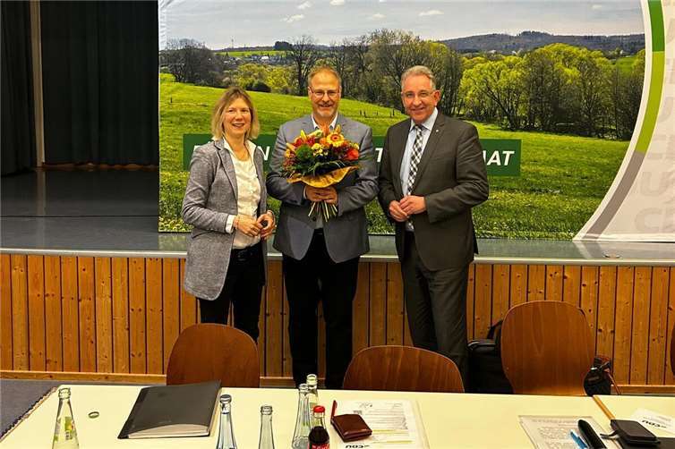 Jenny Groß MdL und Matthias Lammert MdL gratulieren dem „frischgewählten“ Wahlkreiskandidaten Harald Orthey. Foto: CDU-Kreisverband Westerwald