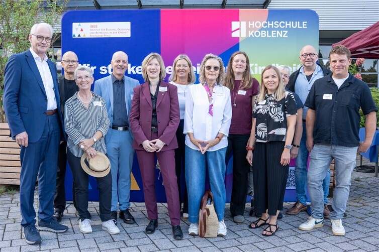 Jenny Groß, Staatssekretärin im Ministerium für Bildung Rheinland-Pfalz, gemeinsam mit den Impulsgeber*innen des X. Kita-Kongresses – darunter Dr. Eva Polch und Patrick Book von der BILA Sinzig.