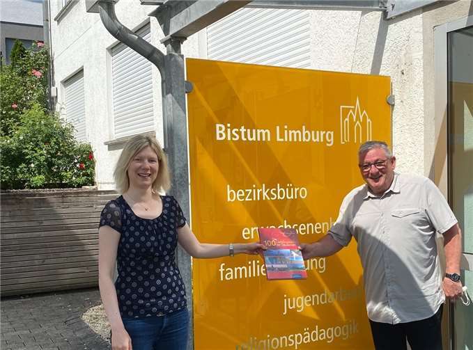 Jenny Groß überreichte Alois Schneider ein Buch über die schönsten Plätze in Deutschland. Foto: privat