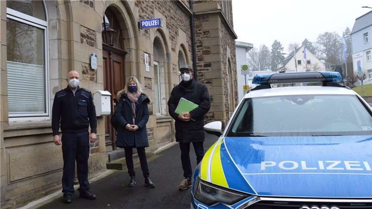 Jenny Groß und Peter Moskopp mit Polizeihauptkommissar Sven Rabe. Foto: privat