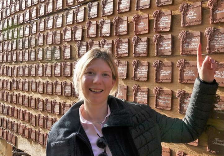 Jenny Groß vor den Baumpaten-Emblemen.Foto: DKSB