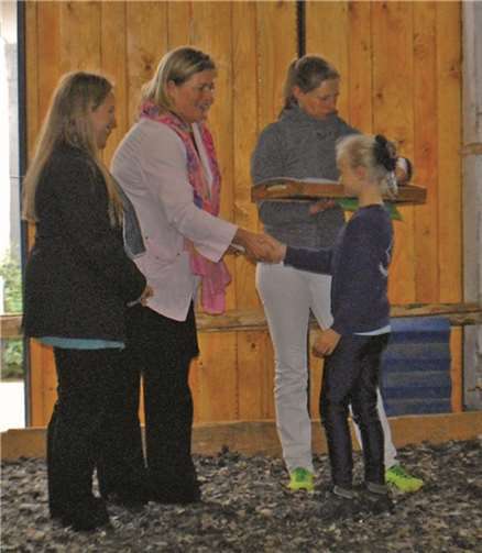 Jenny Kahlbetzer erhält den Basispass Pferdekunde und das Voltigierabzeichen Klasse 4. privat