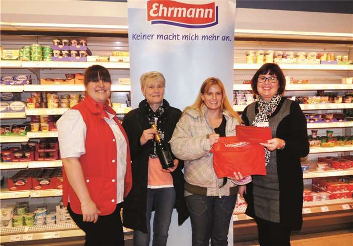 Jenny Strässer, Stellvertreterin der Marktleitung -links- gratuliert der Gewinnerin Sonja Knorr -2. v. r. - und deren Mutter Roswitha Müller -2. v. l.- gemeinsam mit der Bezirksleiterin der Ehrmann AG, Ella Wall -rechts.Privat