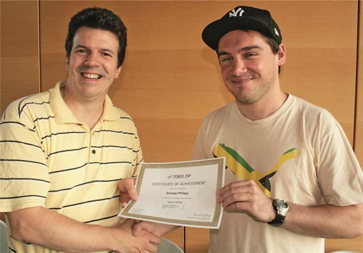 Jens Andreas Faulstich überreichte das Gold-Zertifikat. Privat