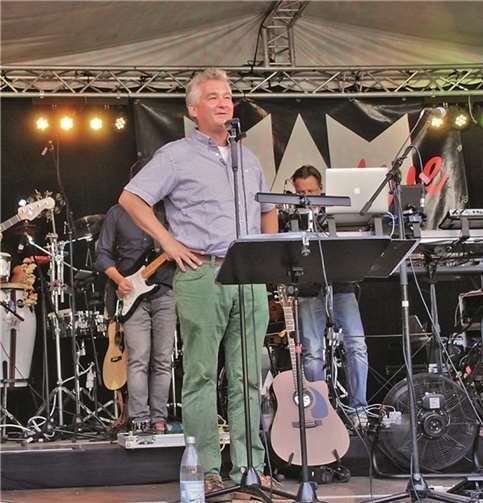 Jens Becker, Geschäftsleiter bei der Wachtberger Firma CRUSE und Veranstalter des Benefizkonzertes, begrüßte die Zuhörer und Fans auf das Herzlichste.