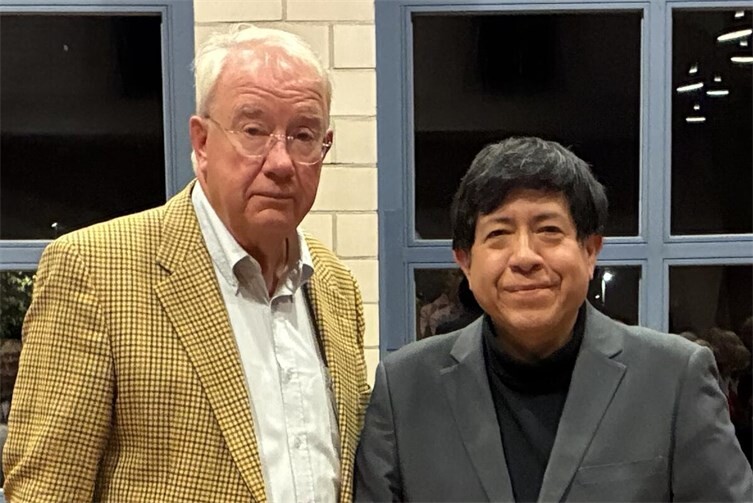 Jens Biesterfeldt, 1. Vorsitzender des Meckenheim Bürgervereins e.V. , dankt dem peruanischen Pianisten Vladimir Valdivia für seine hervorragende Darbietung.