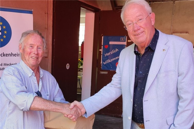 Jens Biesterfeldt (r.) dankte Dieter Linden für die Möglichkeit, das Sommerfest im Lindenhof stattfinden zu lassen
