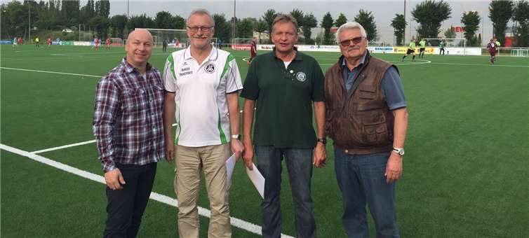 Jens Boettiger vom Sportbund Rheinland ehrte Walter Mürtz und Horst Jonas, rechts Präsident Reinhold Jungbluth. FC Plaidt
