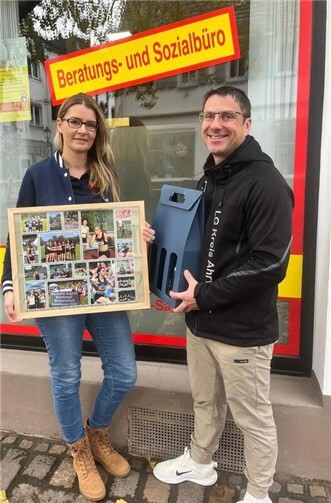Jens Fahrenbruch, Geschäftsführer des SV Blau-Gelb Dernau mit Bianca Jochen von der ASB-Hochwasserhilfe Bad Neuenahr Foto:Janine Fahrenbruch
