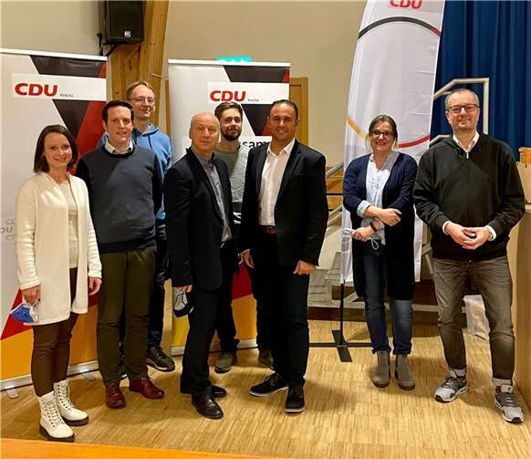 Jens Firmenich (6.v.li.) gratuliert dem neuen Vorstand der CDU-Rhens: Annette Mutscheller, Lukas Weiland, Florian Kaul, Jens Boettiger, Max Fischer, Anne Roy und Frank Weiland.Quelle: CDU Rhens