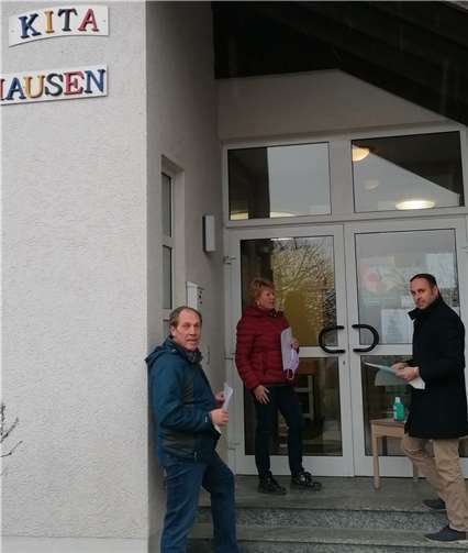 Jens Firmenich (re.) im Gespräch mit Paul Kreber und Ruth Wolf von der Kita in Nörtershausen.  Foto: Jennifer Firmenich