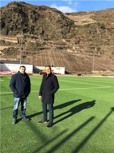 Jens Firmenich (re.) machte sich zusammen mit Werner Merkenich vor Ort in Kobern-Gondorf ein Bild von der LED-Flutlichtanlage. Quelle: CDU Rhein-Mosel