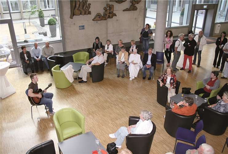 Jens Gilles begeisterte die Besucher der Ausstellungseröffnung „Das Gebet“ mit seiner gesanglichen Darbietung. privat