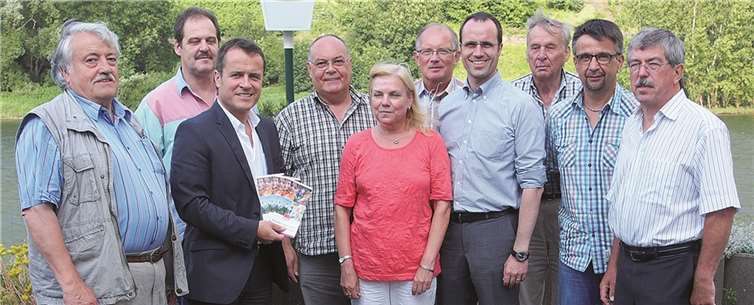 Jens Guth (3.v.l.) und Clemens Hoch (4.v.r.) im Kreis von Mitgliedern der SPD-Untermosel.privat