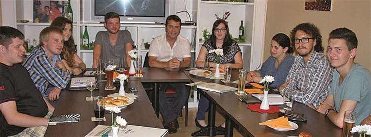 Jens Guth und Jaqueline Rauschkolb (5. und 6. v. l.) legten besonderen Wert auf das Gespräch mit jungen Leuten. privat