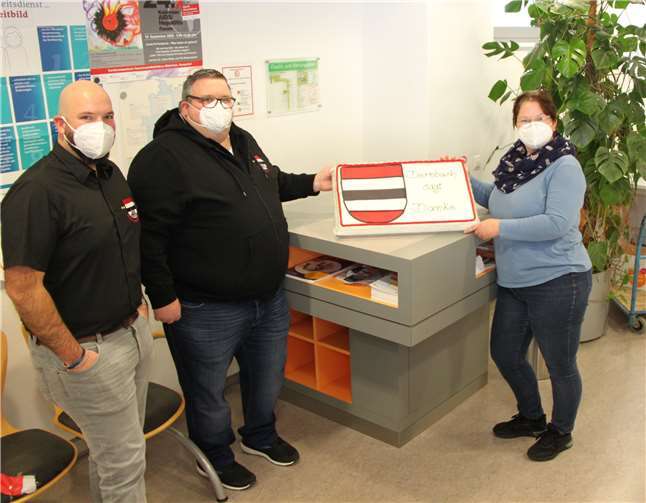 Jens Hoschkara und Ingo Hoschkara (v.li.) von den Kirmes Altstars Dernbach, überbrachten Sarah Omar, Leiterin des Kreisgesundheitsamtes einen Kuchen. Foto: Pressestelle des Westerwaldkreises