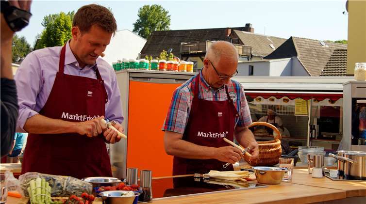 Jens Hübschen (li) und Dirk Heuser (re)beim Spargelsschälen für das leckere Spontangericht.
