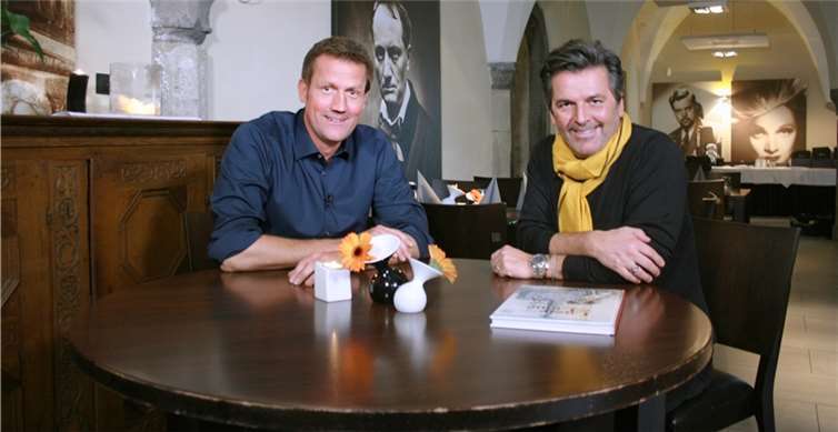 Jens Hübschen mit Thomas Anders im Gespräch im Restaurant „Gerhards Genussgesellschaft“. Foto:  SWR/Daniel Dorn