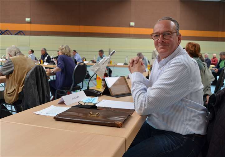 Jens Huhn in seiner ersten Sitzung als neues Mitglied des Remagener Stadtrats. Corona-bedingt ist die Sitzordnung anders als üblich. Sogar die Mikrofone werden präpariert.Quelle: FDP Remagen