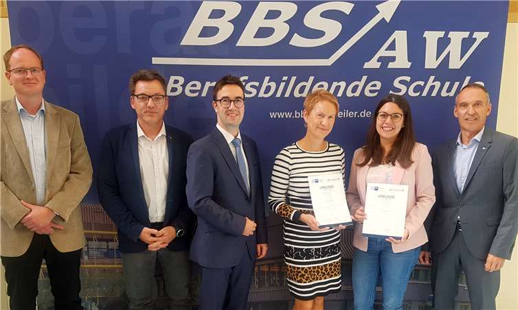 Jens Karos (Fachlehrer), Holger Waldecker (Abteilungsleiter Technik), Tino Hackenbruch (Kreiswirtschaftsförderung), Gundi Kontakis (Schulleiterin), Simone Konrad (Leiterin Personal AKRO-PLASTIC GmbH) und Dr. Bernd Greulich (Regionalgeschäftsführer IHK Koblenz).Foto: privat