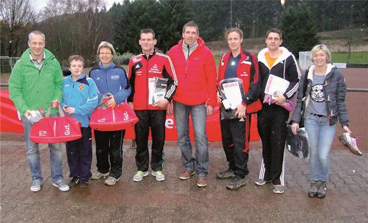 Jens Lichtenberg (KSK Mayen), Jason Luxem, stv. Vorsitzende Elisabeth Waldorf, Markus Luhr (HSC Gamlen), Peter Schlich (LG Laacher See, Organisationsleiter), Ivo Baumgart, Marcus Schmeißer und Dagmar Rasbach.privat