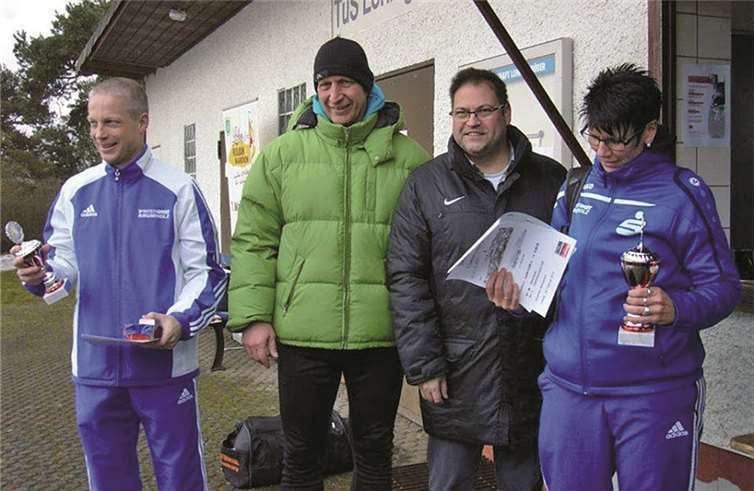 Jens Lichtenberg und Bettina Gäb bei der Siegerehrung durch Maximilian Mumm, Bürgermeister der Verbandsgemeinde Maifeld (2.v.l.) und den Kreisvorsitzenden des LVR Kreis Mayen-Koblenz, Michael Röder.