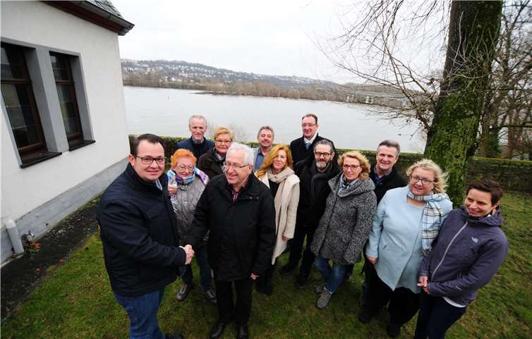 Jens Oster (1.v.l.) bedankt sich bei Reinhold Milde im Kreise einiger WFS-Mitglieder, Gemeinderäte und Unterstützer. WFS
