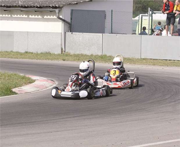 Jens Schmitt im Kart (vorne) auf der Strecke.privat