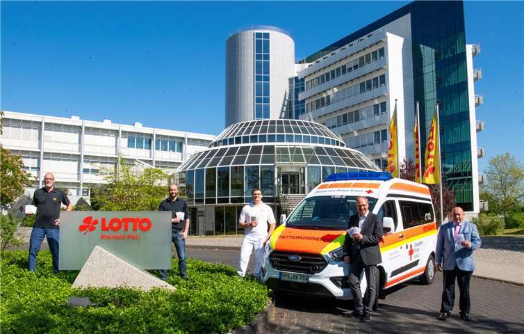 Jens Schwietring (Regionalleiter Medizin West bei der ADAC Luftrettung) v.li., Patrick Rott (stellvertretender Leiter DRK-Rettungsdienst), Felix Schlief (Rettungssanitäter), Clemens Buch (Pressesprecher Lotto Rheinland-Pfalz GmbH) undLeo Biewer (Präsident DRK-Kreisverband Koblenz).Foto: Lotto Rheinland-Pfalz GmbH