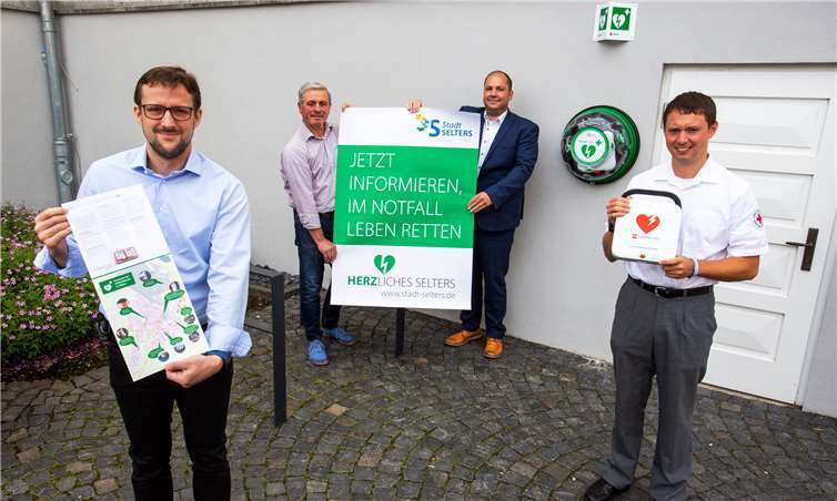Jens Vaßbeck und Alexander Ghabour von Stuhlfauth Medizintechnik, sowie Stadtbürgermeister Rolf Jung und Notfallsanitäter Carsten Steindorf präsentieren die Defibrillatoren und die Begleitkampagne.Foto: privat