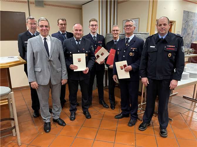 Jens Weinriefer (Wehrführer der VG Montabaur, links) und Andree Stein (Erster Beigeordneter und Brandschutzdezernent der VG Montabaur) sind dankbar: Sie haben in ihren Reihen zahlreiche Feuerwehrangehörige, die sich seit Jahrzehnten engagieren. Foto: Freiwillige Feuerwehr Nentershausen