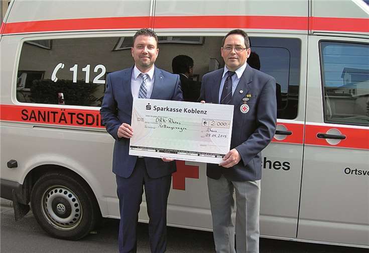 Jens Wessolek, Geschäftsstellenleiter der Sparkasse Koblenz, in Rhens bei der Scheckübergabe an Guido Schultes, Vorsitzenden des DRK-Ortsvereins Rhens.DRK Rhens