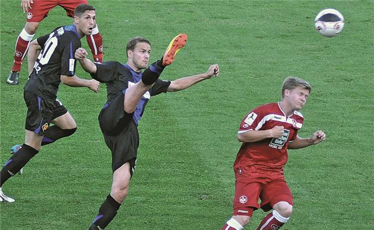 Jerome Assauer löst die Situation geschickt, links Patrick Stumpf.uko