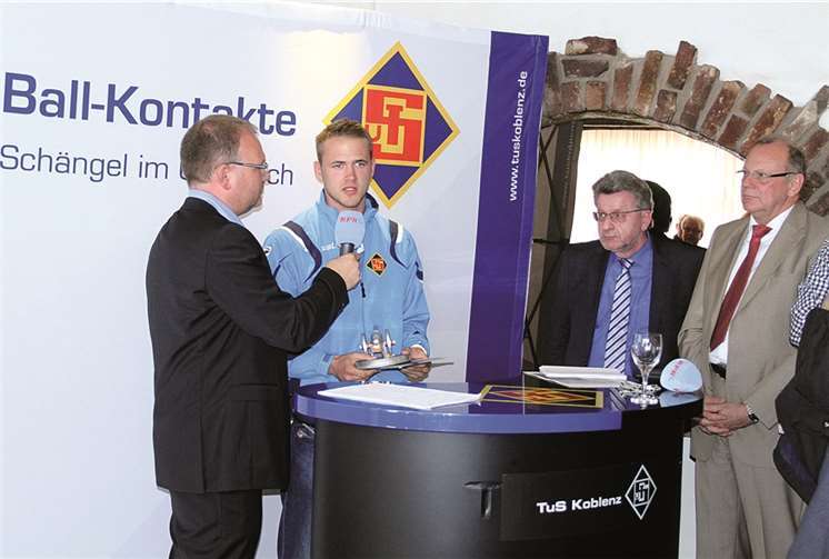 Jerome Assauer wurde nicht nur mit einer Kanone als bester TuS-Torjäger ausgezeichnet, er erzielte nach Meinung der TuS-Fans auch den schönsten Treffer der Saison. Thomas Theisen (l.), Frank Linnig (2. v. r.) und Prof. Werner Hecker (r.) hatten lobende Worte für Sponsoren, Förderer und Fans parat.  RW