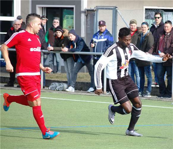 Jeset Akwapay (rechts) wird auch weiterhin das schwarz-weiße Trikot der SG Eintracht Mendig/Bell tragen.SK