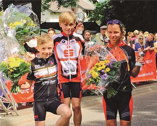 Jesper Schmidt (Bildmitte) durfte seinen dritten Saisonsieg bejubeln. privat