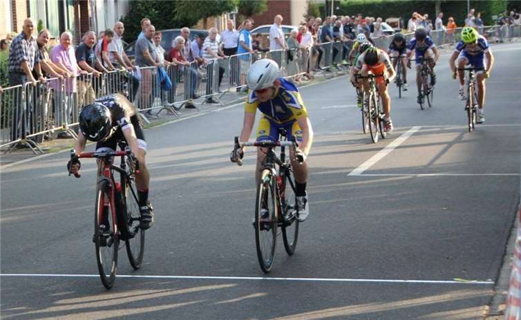 Jesper Schmidt sprintet auf den zweiten Platz beim U15 Rennen der Schmitter Nacht.