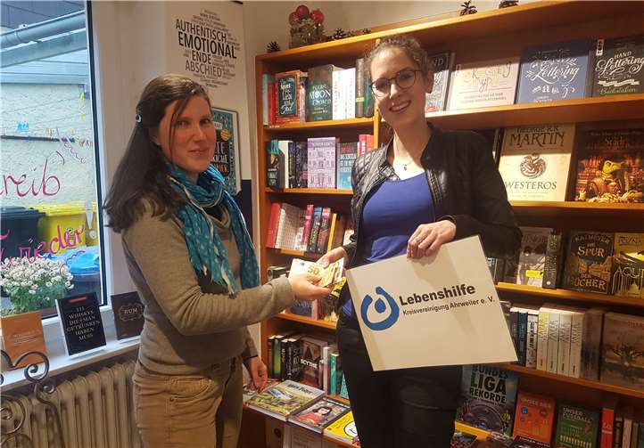 Jessica Bälz, Inhaberin der Buchhandlung am Ahrtor überreicht Verena Rönneper, Assistentin der Geschäftsführung der Lebenshilfe Ahrweiler die Spende in Höhe von 250,00 Euro.privat