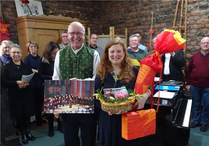 Jessica Burggraf wird im Vereinsheim Wirges mit vielen Tränen, ebenso vielen Geschenken und zahlreichen Anekdoten verabschiedet. Fotos: WR