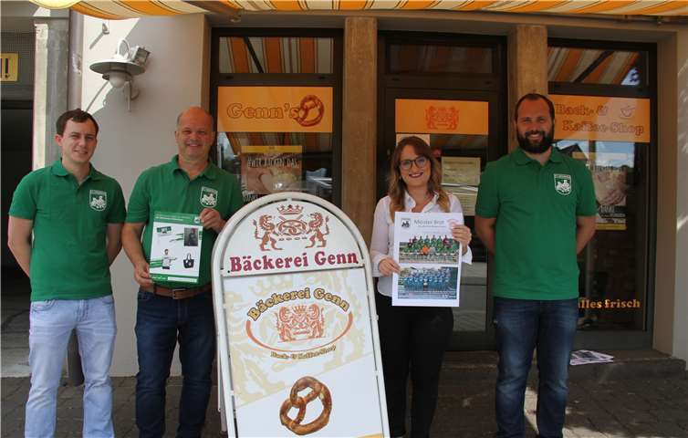 Jessica Genn präsentiert mit dem Vorsitzenden des SV Oberzissen, Manfred Dedenbach sowie den beiden Trainern der 1. und der 2. Mannschaft das neue Meisterbrot. Foto: Heribert Haas