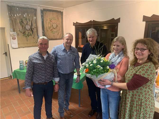 Jessica Hedtke sicherte sich mit dem besten Volltreffer in die Zehn den Sonderpreis in Form eines prächtigen Blumenbouquets. Fotos: St. Sebastianus Schützenbruderschaft Waldbreitbach 1864 e.V. / Thomas Herschbach