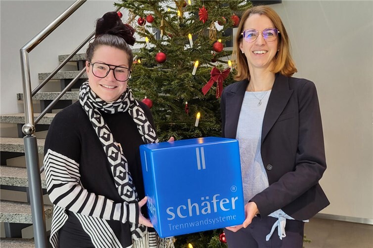 Jessica Lehnen, Koordinatorin Deutsche Kinderhospiz Dienste und Jennifer Buchheit aus dem Marketing der Schäfer Trennwandsysteme GmbH.Foto:Sabrina Krause