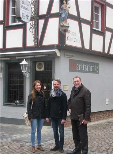 Jessica Löffler (Citymanagerin) und Andreas Wittpohl (Geschäftsführer Ahrtaltourismus) bedanken sich bei Sven Coels (Weingut Coels). privat