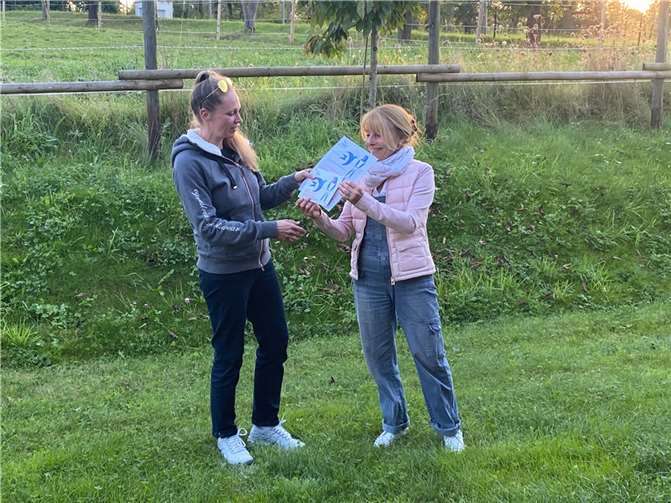 Jessica R. aus Alberthofen (li.) bekommt von Petra de Quintanilha Mantas (re.) die Urkunde und Plakette verliehen. Foto: privat